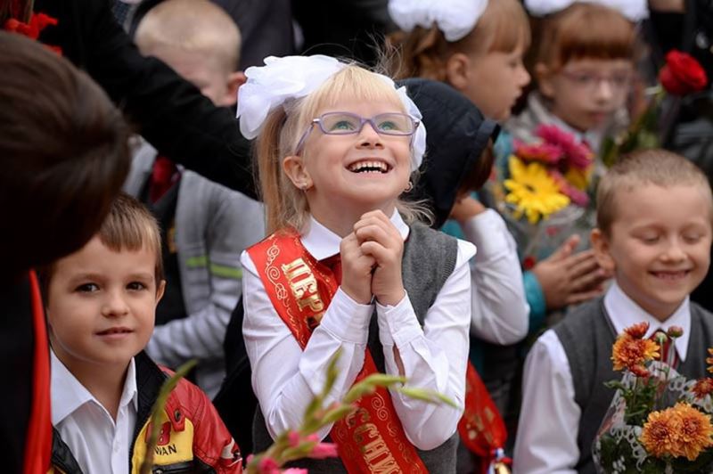 Уважаемые родители! Первый класс — это адаптация к новым условиям не только для ребёнка, но и для его родителей. И если ребёнок может воспринимать происходящее как игру, то взрослые понимают, что школа — это ответственность. Предлагаем советы детского пси.