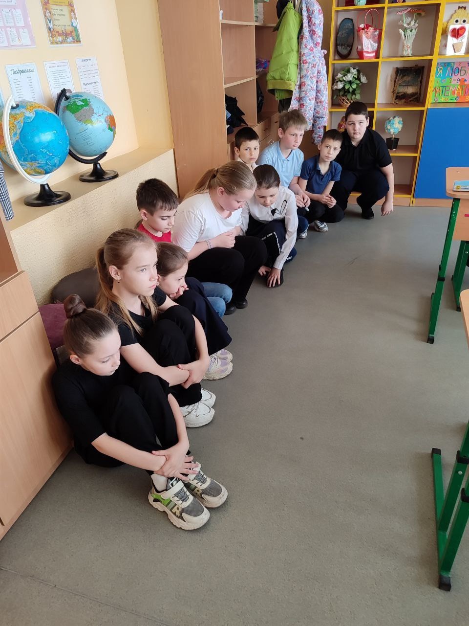 Тренировка по захвату заложников во время учебного процесса..